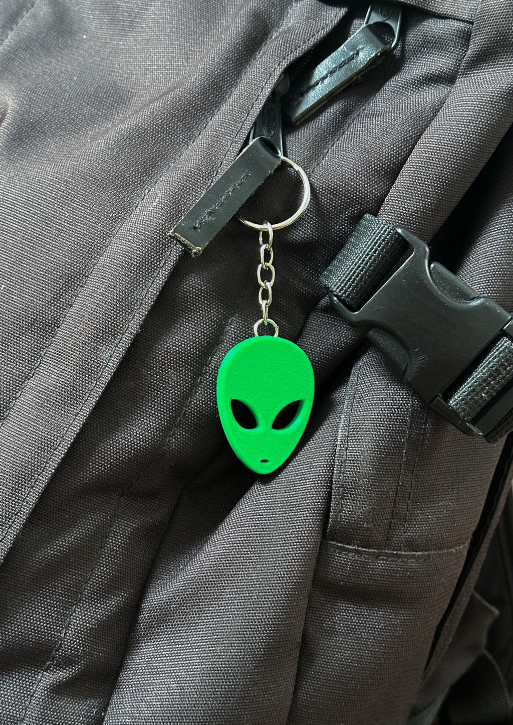 Green Alien Face Keychain | Y2K Retro UFO Keyring | Area 51 Conspiracy Gift | Alien Head Bag Charm | Sci-Fi Novelty Gift