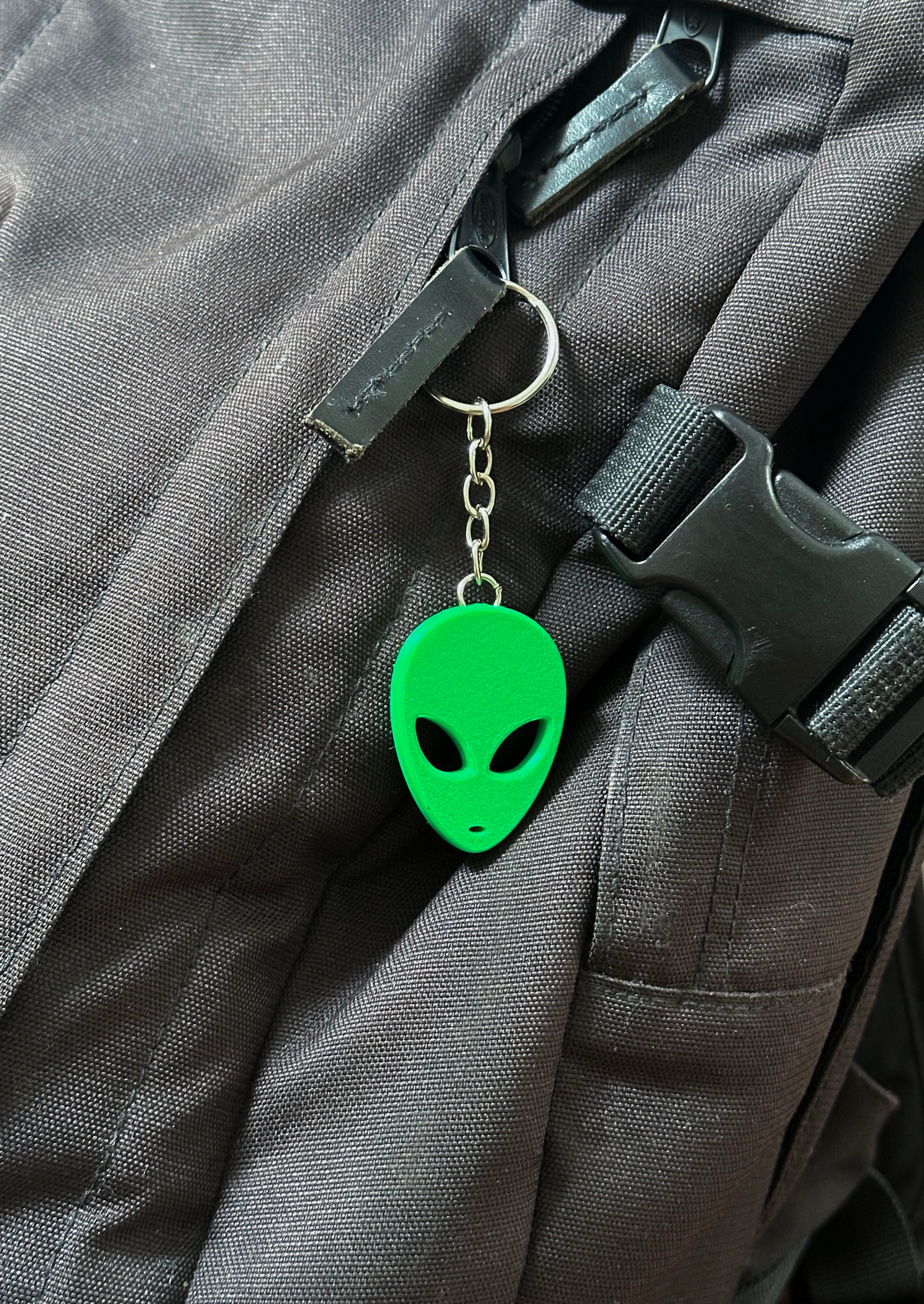 Green Alien Face Keychain | Y2K Retro UFO Keyring | Area 51 Conspiracy Gift | Alien Head Bag Charm | Sci-Fi Novelty Gift